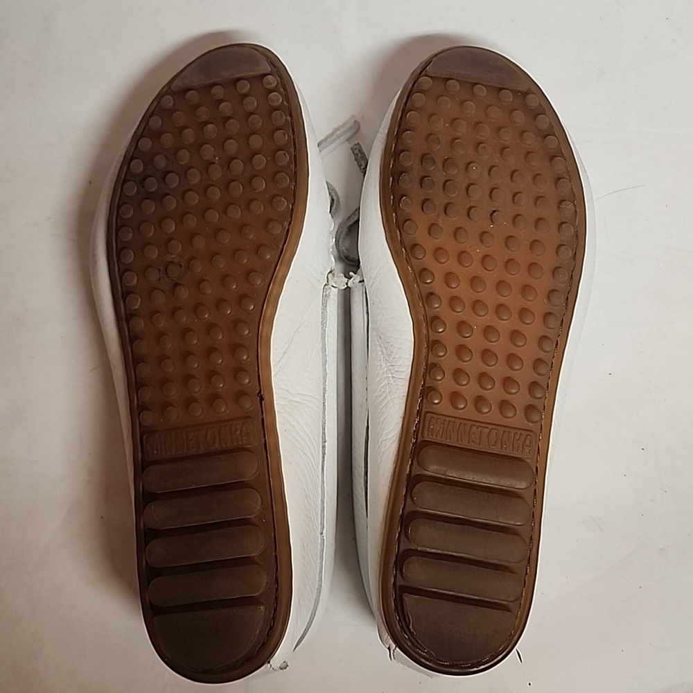 Minnetonka Womens White Slip-On Moccasins with Beautiful Beaded Design Sz 9 - Picture 8 of 9
